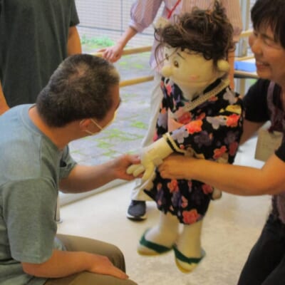 開所20周年記念行事で腹話術やギター演奏も